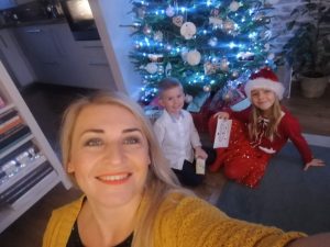 photographing children at christmas